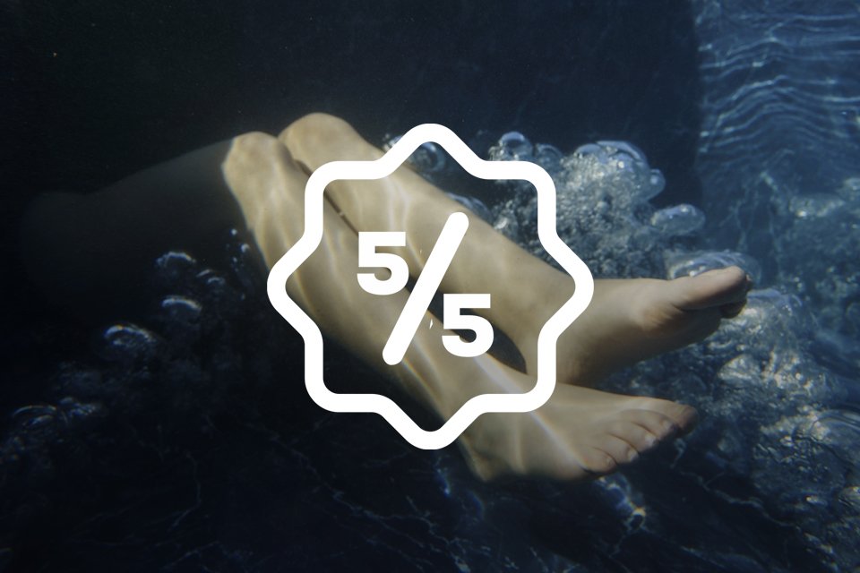 A badge icon with 5/5 written on it indicating 5-star reviews of Lay-Z-Spa hot tubs.